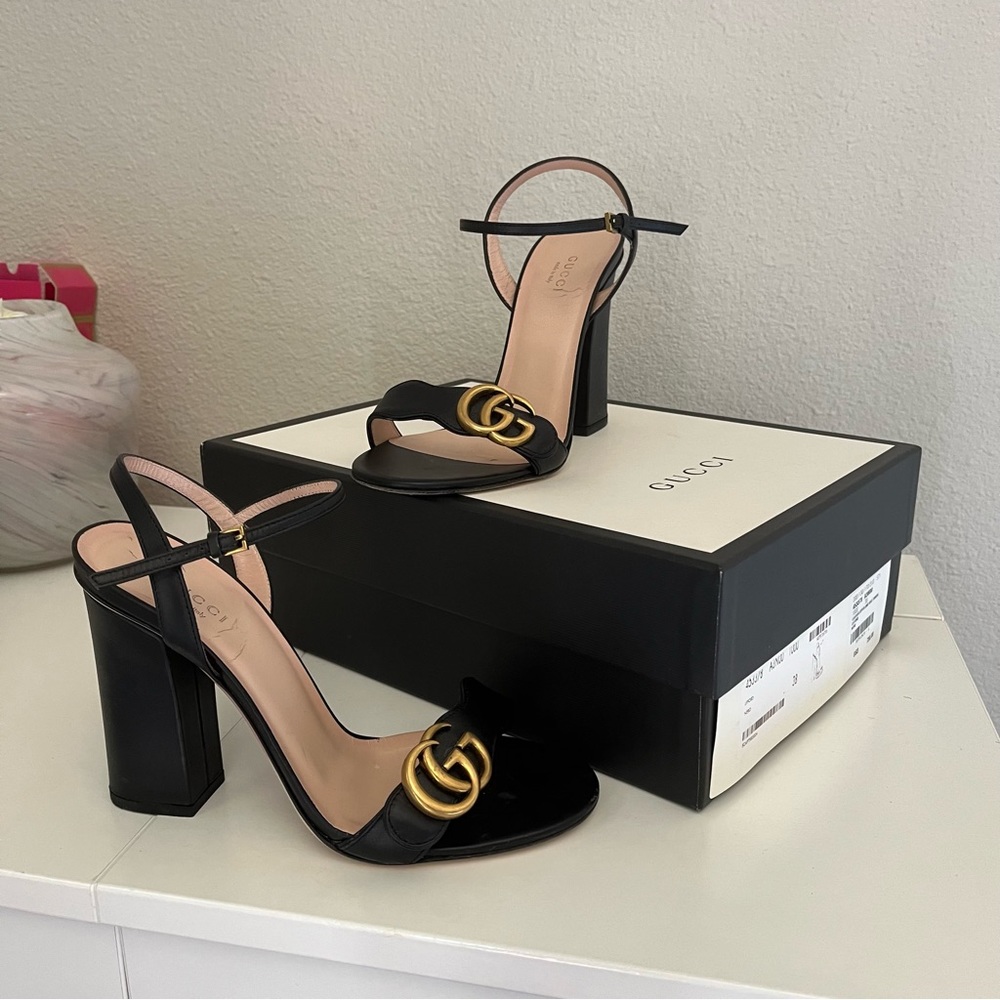Gucci Marmont logo block heel sandals in black/gold
